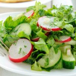 Летний салат из редиски и огурцов