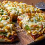 Быстрая пицца с сыром, помидорами и перцем